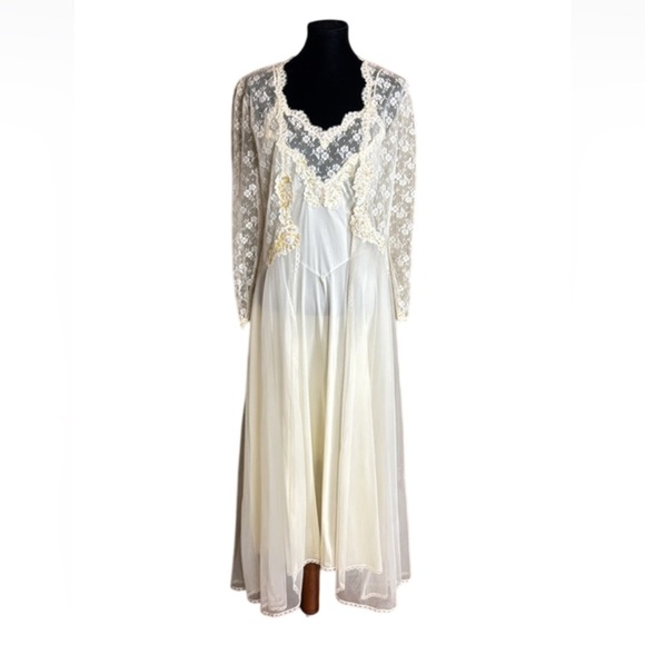 Vintage Victoria’s Secret bridal lingerie - gown and robe set Size Medium
